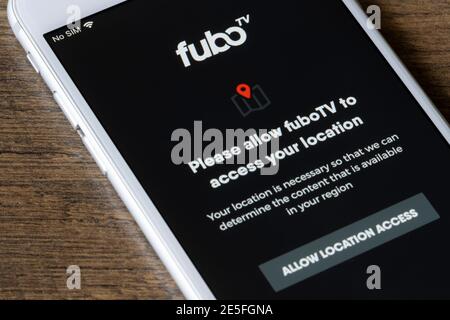 L'icona dell'app mobile fuboTV viene aperta su un iPhone. FuboTV è un servizio televisivo americano in streaming che si concentra principalmente su canali sportivi in diretta. Foto Stock