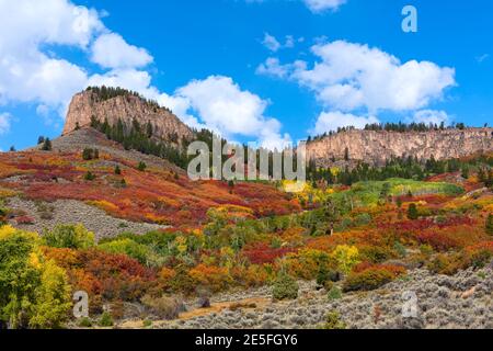 Paesaggio autunnale panoramico con vivaci colori autunnali nella Curecanti National Recreation Area, Colorado, USA Foto Stock