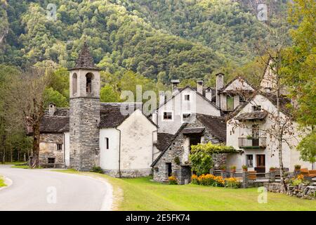 Svizzera, ritorno, settembre 2020. Città storica con chiesa e case in pietra Foto Stock