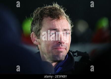 Les Sables d'Olonne, Francia. 28 gennaio 2021. Lo skipper francese Charlie Dalin, 36 anni, che ha navigato il suo monoscafo Imoca 60 Apivia nella nona edizione 2020/2021 della gara solistica round-the-World di Vendee Globe, festeggia dopo aver attraversato il traguardo a Les Sables d'Olonne, Francia occidentale, il 27 gennaio 2021. Lo skipper francese Charlie Dalin ha completato la gara epica in 80 giorni, sei ore, 15 minuti e 47 secondi, con il francese Yannick Bestaven (Maitre coq IV) vincitore del titolo. Credit: Abaca Press/Alamy Live News Foto Stock