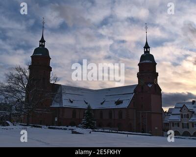 Splendida vista sulla chiesa storica Stadtkirche nel centro di Freudenstadt, Baden-Württemberg, Germania, nella catena montuosa della Foresta Nera. Foto Stock