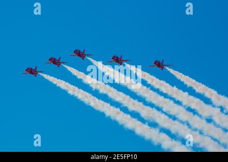 RAF frecce rosse fumo bianco e cielo blu chiaro Foto Stock