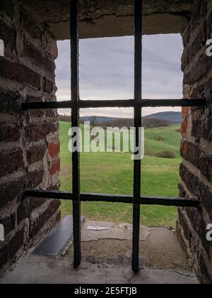 Una vista del paesaggio attraverso la finestra barrata Foto Stock