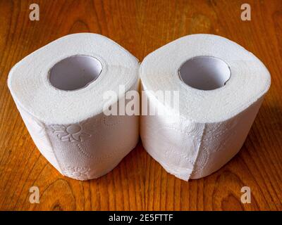 2 rotoli di carta igienica su un legno marrone tabella Foto Stock