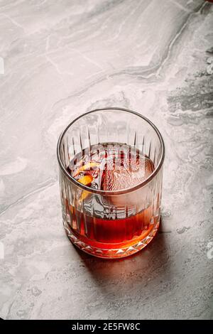 Closeup cocktail negroni in vetro di vecchia moda Foto Stock