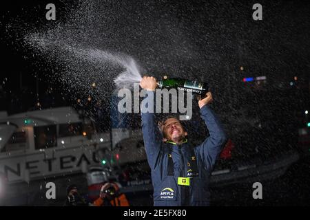 Lo skipper francese Charlie Dalin, 36 anni, che ha navigato il suo monoscafo Imoca 60 "Apivia" nella nona edizione 2020/2021 della gara solistica round-the-World di Vendee Globe, festeggia dopo aver superato il traguardo a Les Sables d'Olonne, Francia occidentale, il 27 gennaio 2021, - Dalin ha completato la gara epica in 80 giorni, sei ore, 15 minuti e 47 secondi. Tuttavia, il tedesco Boris Herrmann (SeaExplorer-Yacht Club de Monaco) e il francese Yannick Bestaven (Maitre coq IV) sono ancora in corsa per il titolo. Foto di Loic Venance/piscina/ABACAPRESS.COM Foto Stock