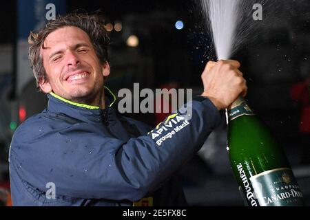 Lo skipper francese Charlie Dalin, 36 anni, che ha navigato il suo monoscafo Imoca 60 "Apivia" nella nona edizione 2020/2021 della gara solistica round-the-World di Vendee Globe, festeggia dopo aver superato il traguardo a Les Sables d'Olonne, Francia occidentale, il 27 gennaio 2021, - Dalin ha completato la gara epica in 80 giorni, sei ore, 15 minuti e 47 secondi. Tuttavia, il tedesco Boris Herrmann (SeaExplorer-Yacht Club de Monaco) e il francese Yannick Bestaven (Maitre coq IV) sono ancora in corsa per il titolo. Foto di Loic Venance/piscina/ABACAPRESS.COM Foto Stock