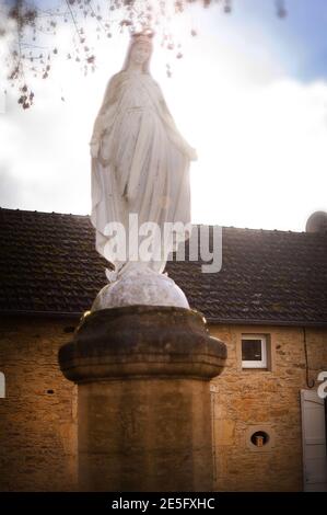 Statua della Madonna fuori Sainte Radegondede de Frayssinet-le-Gélat, dipartimento del Lot, Francia Foto Stock