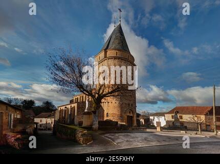 Chiesa fortificata, Sainte Radegondede de Frayssinet-le-Gélat, dipartimento del Lot, Francia Foto Stock