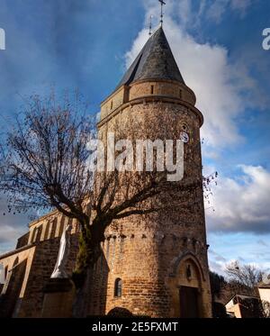 Chiesa fortificata, Sainte Radegondede de Frayssinet-le-Gélat, dipartimento del Lot, Francia Foto Stock