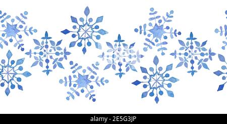 Acquerello disegnata a mano senza giunture bordo orizzontale blu eleganti fiocchi di neve per Natale nuovo anno design avvolgimento carta tessile. Elettrico blu neve gelata pastello invito celebrazione. Sfondo invernale Foto Stock