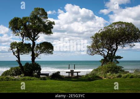 Resti di vecchio molo sulla spiaggia di Akitio, Tararua District, Isola del Nord, Nuova Zelanda Foto Stock