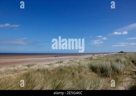 Vista verso la clubhouse del Royal West Norfolk Golf Club su Brancaster Beach, Brancaster, Norfolk, Inghilterra, Regno Unito Foto Stock