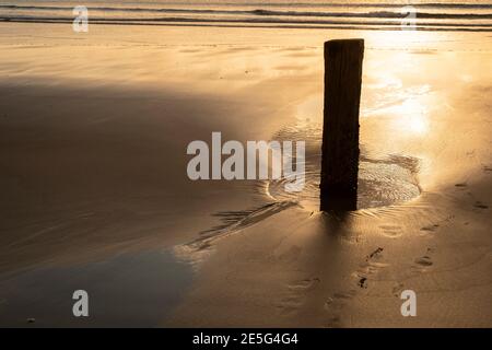 Resti di vecchio molo sulla spiaggia di Akitio, Tararua District, Isola del Nord, Nuova Zelanda Foto Stock