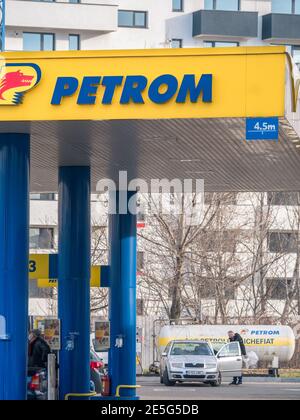 Sinaia Romania - 12.02.2020: Distributore di benzina e carburante Petrom a Bucarest. Petrom è una società petrolifera facente parte della OMV austriaca. Foto Stock