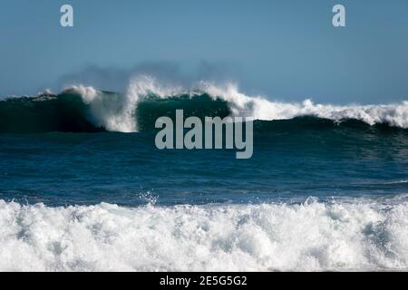 Breaking Waves, Capo Palliser, Wairarapa, Isola del Nord, Nuova Zelanda Foto Stock
