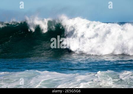 Breaking Waves, Capo Palliser, Wairarapa, Isola del Nord, Nuova Zelanda Foto Stock