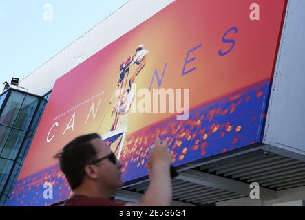 Gana, Francia. 13 maggio 2019. File foto mostra un uomo che scatta foto dell'enorme poster ufficiale del 72° Festival del Cinema di Cannes fuori dal Palais des Festivals a Cannes, 13 maggio 2019. L'edizione 2021 del Festival del Cinema di Cannes sarà rinviata a luglio a causa della pandemia del coronavirus, ha detto gli organizzatori mercoledì. Credit: Gao Jing/Xinhua/Alamy Live News Foto Stock