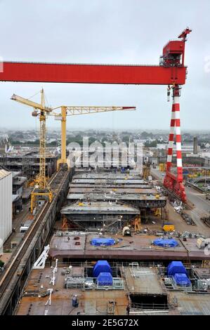 File photo datato 14 giugno 2018 del cantiere Chantiers de l’Atlantique di Saint Nazaire, Francia occidentale. Il progetto di Fincantieri di acquisire Chantiers de l'Atlantique non andrà avanti, secondo una dichiarazione congiunta dei governi italiano e francese del 27 gennaio 2021. Il contratto di acquisto di azioni per Chantiers de l'Atlantique, firmato lo Stato francese, Fincantieri e Naval Group il 2 febbraio 2018, terminerà il 31 gennaio dopo cinque ampliamenti. Le parti hanno deciso di non prorogare nuovamente l'accordo, citando le "incertezze senza precedenti" del mercato attuale. Dalla fine del 2017 del Sud Foto Stock