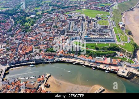 Foto aerea della bellissima città di Whitby nel Regno Unito nel Nord Yorkshire nel Regno Unito mostrando il villaggio centro in una calda giornata estiva Foto Stock