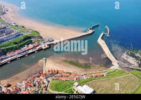 Foto aerea della bellissima città di Whitby nel Regno Unito nel Nord Yorkshire nel Regno Unito che mostra la spiaggia e porto in una calda estate soleggiata Foto Stock