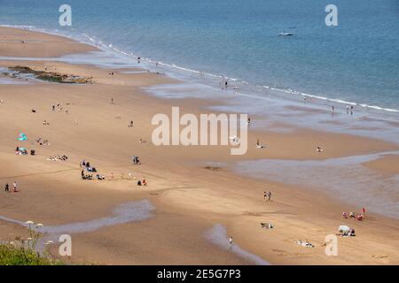 Foto aerea della bellissima città di Whitby nel Regno Unito nel Nord Yorkshire nel Regno Unito mostrando persone su la spiaggia di sabbia Foto Stock