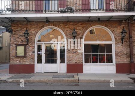 Houston, Stati Uniti. 27 gennaio 2021. Un ristorante rimane chiuso a New Orleans, Louisiana, Stati Uniti, il 27 gennaio 2021. La città meridionale degli Stati Uniti di New Orleans allevierà alcune delle sue restrizioni COVID-19 dopo che i casi COVID-19 sono stati rifiutati per tre settimane consecutive, ha detto un funzionario mercoledì. Credit: LAN Wei/Xinhua/Alamy Live News Foto Stock