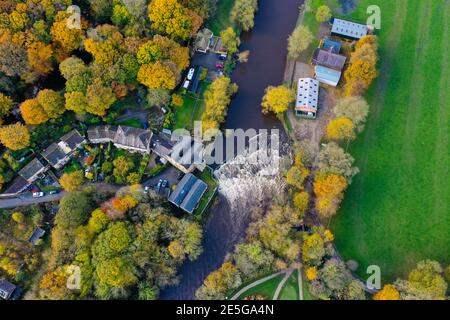 Foto aerea scattata nella città di Shipley a Bradford West Yorkshire che mostra il canale Leeds & Liverpool preso in L'autunno con foglie brune Foto Stock