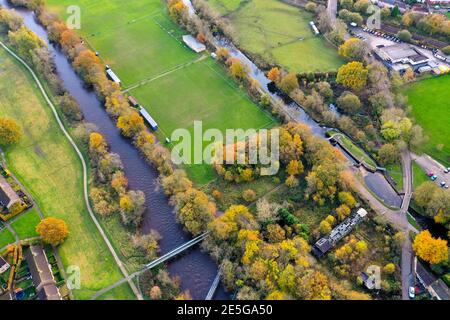 Foto aerea scattata nella città di Shipley a Bradford West Yorkshire che mostra il canale Leeds & Liverpool preso in L'autunno con foglie brune Foto Stock