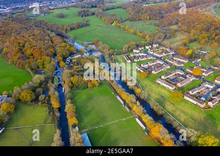 Foto aerea scattata nella città di Shipley a Bradford West Yorkshire che mostra il canale Leeds & Liverpool preso in L'autunno con foglie brune Foto Stock