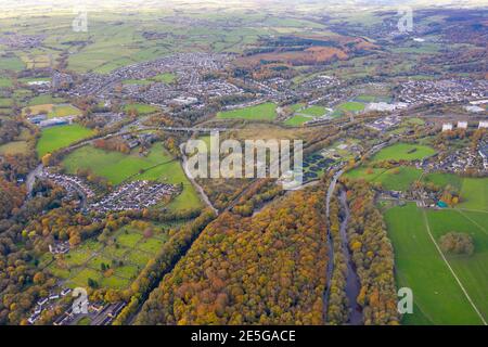 Foto aerea scattata nella città di Shipley a Bradford West Yorkshire che mostra il canale Leeds & Liverpool preso in L'autunno con foglie brune Foto Stock