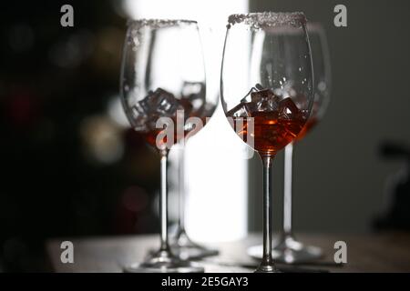 Molti bicchieri con ghiaccio e whisky in piedi sul tavolo primo piano del ristorante Foto Stock