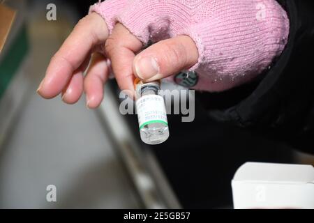 (210128) -- CASABLANCA, 28 gennaio 2021 (Xinhua) -- Foto scattata il 27 gennaio 2021 mostra una bottiglia di vaccino cinese Sinopharm COVID-19 in un deposito a Casablanca, Marocco. Il Marocco ha ricevuto mercoledì la sua prima spedizione di vaccini cinesi Sinopharm COVID-19, ha detto il ministero della salute. Il primo lotto di vaccini sviluppato dalla China National Pharmaceutical Group Co. Ltd (Sinopharm) è arrivato all'aeroporto di Casablanca e sarà spedito ai luoghi di vaccinazione in tutto il paese, il ministero ha detto in una dichiarazione. (Foto di Chadi/Xinhua) Foto Stock