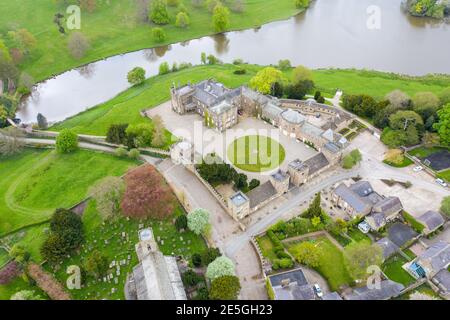 Foto aerea del piccolo villaggio di Ripley in Harrogate Nel Nord Yorkshire nel Regno Unito mostra la storica Ripley Castello Foto Stock