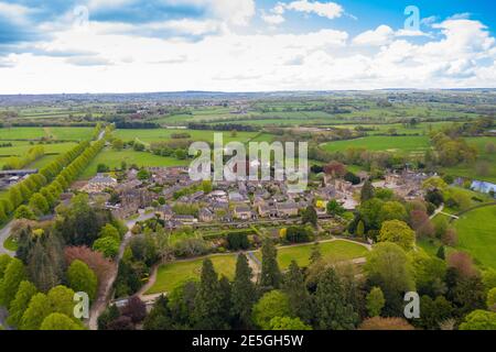 Foto aerea del piccolo villaggio di Ripley in Harrogate Nel Nord Yorkshire nel Regno Unito Foto Stock