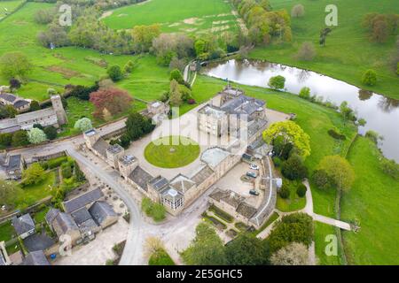 Foto aerea del piccolo villaggio di Ripley in Harrogate Nel Nord Yorkshire nel Regno Unito mostra la storica Ripley Castello Foto Stock