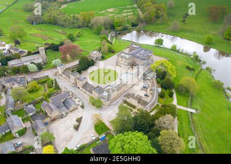 Foto aerea del piccolo villaggio di Ripley in Harrogate Nel Nord Yorkshire nel Regno Unito mostra la storica Ripley Castello Foto Stock