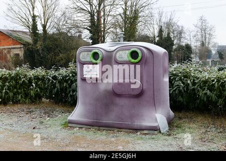 Vista generale di un contenitore in vetro viola nella campagna In Francia Foto Stock