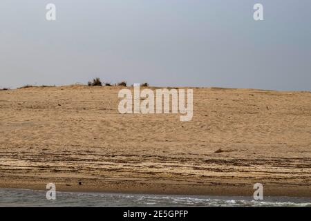 Fiume char dove c'è solo sabbia e sabbia tutto intorno Foto Stock