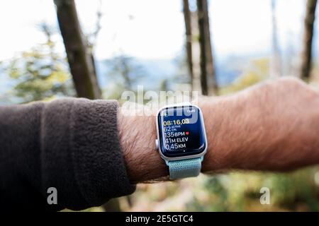 Germania - 22 settembre 2018: Mano maschile POV nella foresta guardando il polso con l'ultima Apple Watch Series 6 durante un allenamento waliing Foto Stock