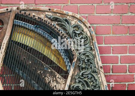 meccanica all'interno di un antico piano rotto eretto e intemperato, appoggiati a un muro di mattoni, primo piano foto Foto Stock