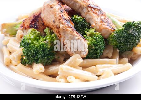 pollo alla griglia e salsa cremosa alle erbe al limone sopra il pas di casareccia Foto Stock