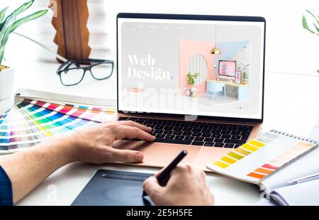 Web design desktop con laptop e strumenti Foto Stock