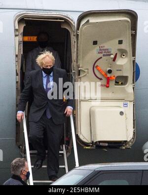 Glasgow, Scozia, Regno Unito. 28 Gennaio 2021. Nella foto: Il primo ministro britannico Boris Johnson arriva dal suo aereo all'aeroporto di Glasgow segnalando l'inizio della sua visita in Scozia. La sua visita è stata oggetto di polemiche a causa del divieto di viaggio che il primo ministro scozzese Nicola Sturgeon ha messo in atto per interrogarsi se la visita del PM sia o meno un viaggio essenziale. Il sig. Johnson è in attività importanti per mantenere i legami con l'Unione. Credit: Colin Fisher/Alamy Live News Foto Stock