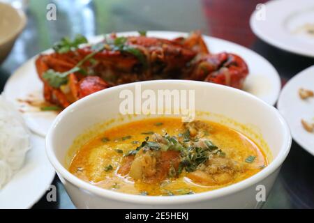 Un granchio di curry fritto mescolato su un cibo di strada vietnamita mercato Foto Stock