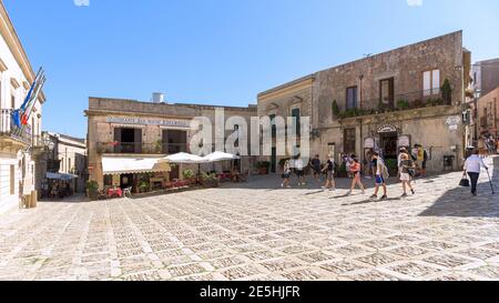 Erice, Sicilia, Italia - 25 agosto 2017: I turisti visitano Piazza della Loggia nell'antica città di Erice Foto Stock