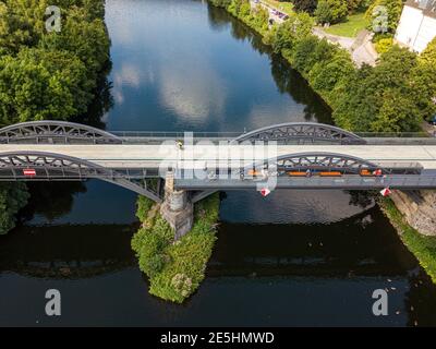Das Teilstück des Radschnellweg Ruhr (RS1) zwischen dem Mülheimer Hauptbahnhof über den Stadt-Viadukt Mülheim bis zur Ruhrbrücke. Foto Stock
