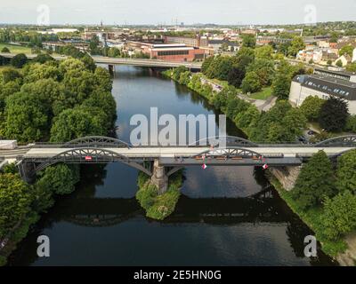 Das Teilstück des Radschnellweg Ruhr (RS1) zwischen dem Mülheimer Hauptbahnhof über den Stadt-Viadukt Mülheim bis zur Ruhrbrücke. Foto Stock