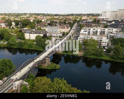 Das Teilstück des Radschnellweg Ruhr (RS1) zwischen dem Mülheimer Hauptbahnhof über den Stadt-Viadukt Mülheim bis zur Ruhrbrücke. Foto Stock