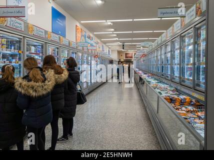 La gente che fa la spesa della drogheria in un supermercato. Foto Stock